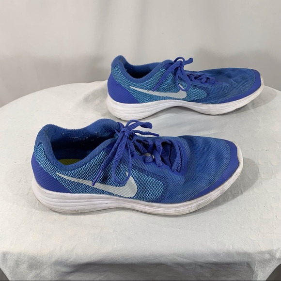 Nike Youth Size 6.5 Revolution 5 Shoes - Picture 3 of 8
